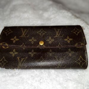 LV WALLET (CORNERS, TEAR, RUBBING)
